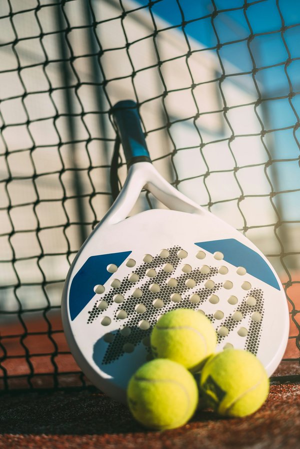 Guide complet du padel : astuces, équipements et formations